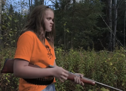 Image: "Un Film de chasse de fille"      Megan, 14 ans, éviscère elle-même ses proies. Pour voir la bande-annonce du film, cliquez sur l'image You Tube qui se trouve plus bas dans l'article.