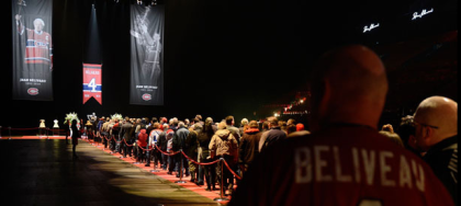 Photo: Les Canadiens de Montréal - Des dizaines de milliers de partisans sont allés rendre hommage à Jean Béliveau lors de la première de deux journées où il est exposé en chapelle ardente au Centre Bell.