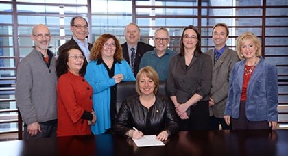 Signature de la déclaration d'adhésion à la Coalition canadienne des municipalités contre le racisme et la discrimination.