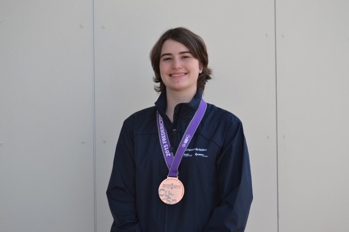 Katherine Sirois, lauréate du Prix de l'Excellence - Senior - Médaille de bronze à l'Expo-sciences pancanadienne à Fredericton au Nouveau-Brunswick