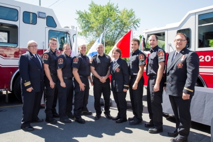 Le directeur du Service de sécurité incendie de Sainte-Julie, M. Daniel Perron (à gauche) et le chef aux opérations - intervention/formation, M. Marc Tremblay (à droite) en compagnie des pompiers qui ont prêté serment lors de la cérémonie