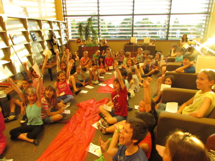 Le lancement du club de lecture d'été a eu lieu le samedi 21 juin en présence d'une quarantaine de jeunes qui ont participé aux super activités concoctées par les dynamiques animatrices.