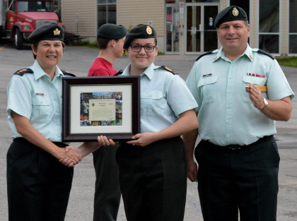 La cadette Claudy Filiatrault recevant son honneur.