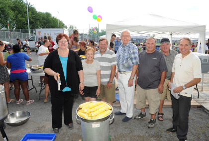 Francine Raymond, conseillère municipale (secteurs A-B), Estelle Gagnon, administratrice des LSAB, André Sabourin, président des LSAB, Paul Leduc, maire de Brossard, Guy Bernal, administrateur des LSAB, Réjean Bachand, bénévole des LSAB, et Claudio Benedetti, conseiller municipal (secteurs T-S-P).