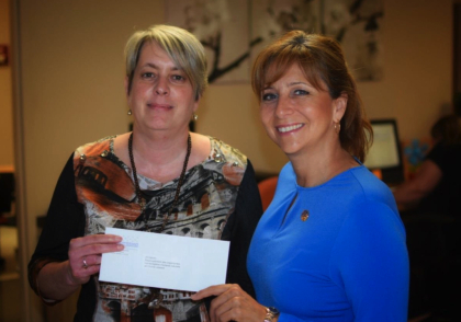 La députée Nathalie Roy remet un chèque de 12 000$ pour aider les proches aidants de sa circonscription.