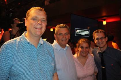 Les frères Sylvain et Chicoine entourés de partisans Annick Bédard et Samuel Blais-Bergeron .