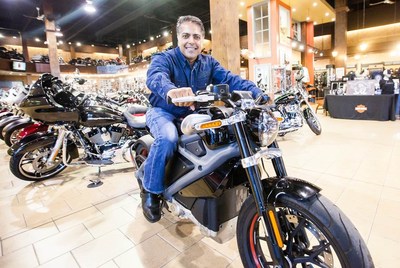      [Pin It]     Anoop Prakash, Directeur des opérations, Harley-Davidson Canada, sur la LiveWire (Groupe CNW/Harley-Davidson Canada)	     Anoop Prakash, Directeur des opérations, Harley-Davidson Canada, sur la LiveWire (Groupe CNW/Harley-Davidson Canada).
