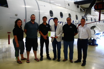 Un groupe de 13 jeunes qui s'intéressent à l'aérospatial et qui ont visité l'ÉNA.