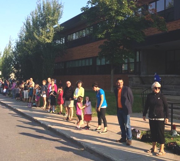 Des chaînes humaines ont été formées devant ds écoles de Longueuil pour dénoncer les coupes budgétaires en éducation.
