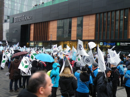 Des milliers de syndiqués des secteurs public et parapublkic ont manifesté ce mercredi et ont terminé leur tournée de manifestation près du métro de Longueuil.