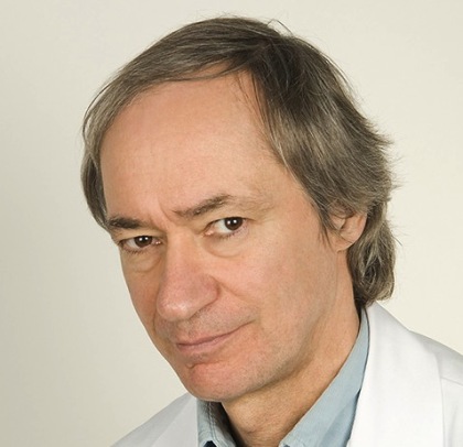 Le Cégep a honoré le Dr Martin Juneau en lui remettant une plaque.