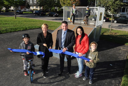 La mairesse Caroline St-Hilaire, a officiellement inauguré, le 1er octobre dernier, un nouveau mini skatepark dans le parc Anastase-Forget