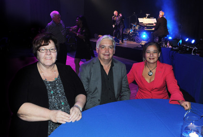 Francine Raymond, conseillère municipale (secteurs A-B) et membre du comité famille et aînés, Daniel Lucier, conseiller municipal (secteurs M-N), et Doreen Assaad, maire suppléant, conseillère municipale (secteurs J-L-N-X-Y) et présidente du comité famille et aînés, assistant à la soirée dansante qui clôturait la 1re Semaine des aînés à Brossard.