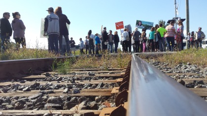 Une pancarte scandant : « Faut ralentir jour et nuit » a été installée près de la voie ferrée à Verchères.