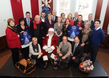 La mairesse de Longueuil, Caroline St-Hilaire, lors du dévoilement de la programmation de la 9e édition du Marché de Noël & des Traditions de Longueuil, entourée de la présidente, du coordonnateur de l’événement et des membres du conseil d’administration de l’organisme Métiers & Traditions, du président de la Caisse Desjardins de Longueuil, d’élus et du Père Noël!