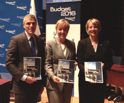 Patrick Savard, DG, Caroline St-Hilaire et Sylvie Parent ont dévoilé le budget 2016 de la Ville, qui s'élève à 396 M$.