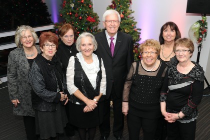 Paul Leduc, maire de Brossard, entouré des membres du comité organisateur : Patricia Miville, Jacinthe Gauthier, Claudette Ranger, Lise Théroux, Francine Labossière Lanthier, Francine Gill, et Diane Bergeron Simard.