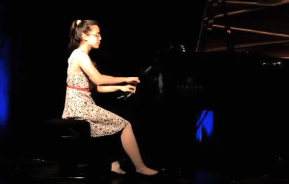 Emily Oulousian au piano.