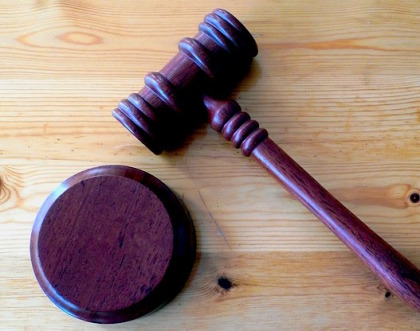 Une femme de Longueuil fait face à des accusations de fraude .