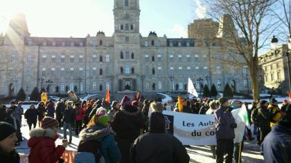 Des gens invités par e CAP Longueuil ont manifesté contre a loi 70 à Québec.
