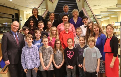 Dix-sept élèves de Sainte-Julie ont été honorés par le conseil municipal pour leur persévérance scolaire en présence de Mme Amélie Poirier, commissaire à la Commission scolaire des Patriotes, et de M. Stéphane Bergeron, député de Verchères.