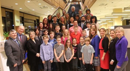 Dix-sept élèves de Sainte-Julie ont été honorés par le conseil municipal pour leur persévérance scolaire en présence de nombreux dignitaires et représentants du milieu scolaire.