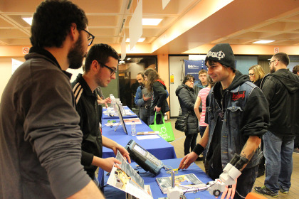 Des étudiants de Technologie de l'électronique - Télécommunications partageant leur expérience avec un visiteur aux portes ouvertes du 3 février 2016.