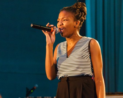 a cadette Philia Yatchou chante lors du concours Bourré de talent qui s’est déroulé le 19 mars 2016, durant le 11e Festival de musique des cadets de la Région de l’Est.