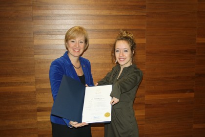 Léa Desjardins-Petrone reçoit, de la mairesse Caroline St-Hilaire, un certificat de reconnaissance pour son implication au sein de l’Association des Amputés de guerre.
