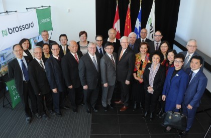 Au centre, Paul Leduc, maire de Brossard, accompagné de M. Jingtao, à sa droite, suivi de Gaétan Barrette et, à sa gauche, d’Alexandra Mendes, eux tous entourés de membres de la communauté chinoise et de conseillers municipaux.