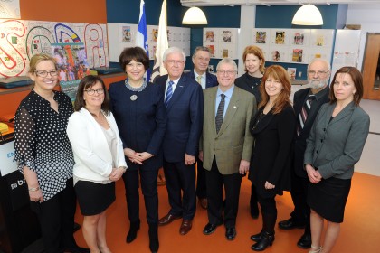 Suzanne Payette, directrice, bibliothèque de Brossard Georgette-Lepage; Linda Vandal, directrice, Direction du loisir, de la culture et de la vie communautaire; Hélène David, ministre de la Culture et des Communications et ministre responsable de la Protection et de la Promotion de la langue française; Paul Leduc, maire de Brossard; Pierre Jetté, conseiller municipal (secteurs I-O-R); Gaétan Barrette, ministre de la Santé et des Services sociaux et député de La Pinière ainsi que Julie Turcot, directrice générale, Théâtre l’Étoile; Nadia Nadège, artiste en arts visuels; François Ladouceur, président de la Corporation des biens culturels de la Ville de Brossard, et Oksana Stelmazuk, chef de division activités culturelles, tous membres du comité de travail de la Politique culturelle de Brossard.