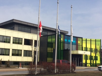 Les drapeaux sont en berne à Longueuil.
