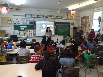 La députée de Vachon rencontre des écoliers pour parler de l'eau.