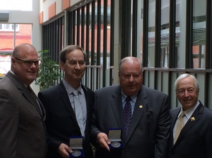 Accompagnés du maire de La Prairie, monsieur Donat Serres, messieurs Gaétan Bourdages et Gérard Proulx reçoivent fièrement les honneurs décernés par l’honorable J. Michel Doyon, le 29e Lieutenant-gouverneur du Québec