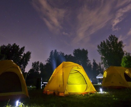 Expérience de camping en famille sur les rives du canal Chambly à Saint-Jean-sur-Richelieu.