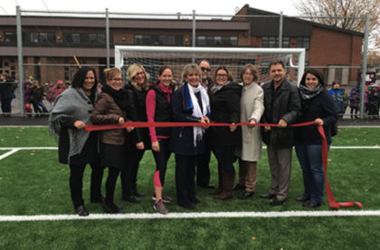 La Ville de Saint-Constant et la Commission scolaire des Grandes-Seigneuries ont inauguré un nouveau terrain de soccer synthétique.